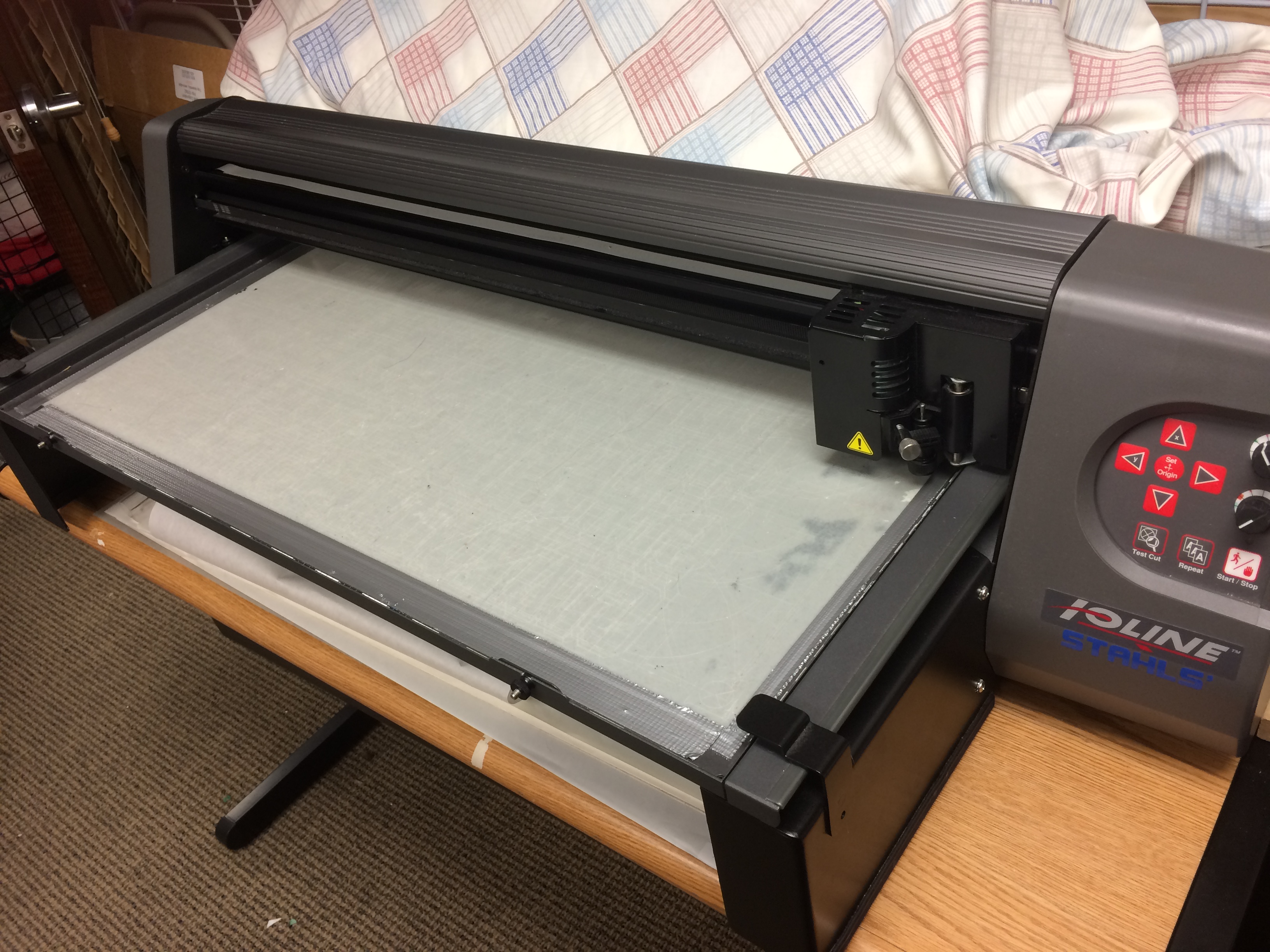 Ioline 300 Flatbed Cutting System for Appliqué and Sports Lettering - used-img_1911.jpg